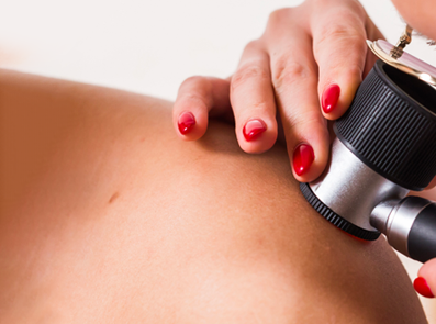 Wat zijn de basisprincipes voor de behandeling van huidtumoren in het aangezicht? KNO-arts Niels van Heerbeek behandelt het.